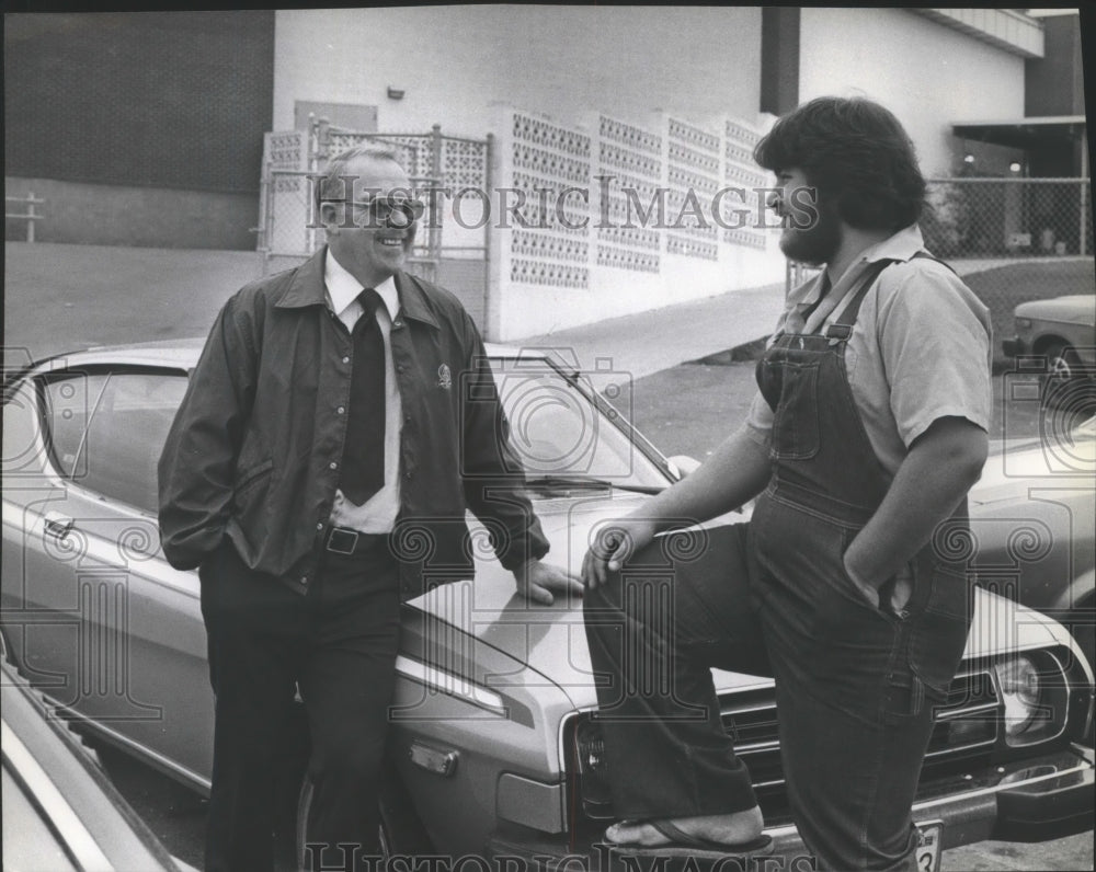 1978 Press Photo Anton Rasmussen,vice principal/football coach, talks to student- Historic Images