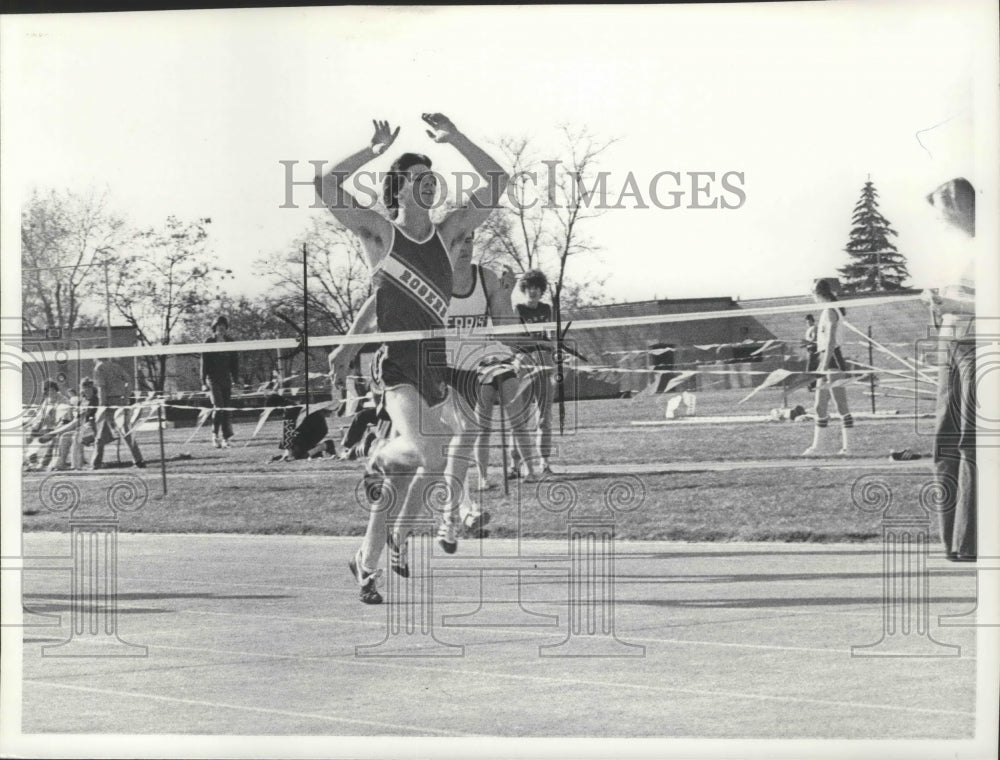 1978 Press Photo Wayne Morgan (Rogers) takes the tape at track meet- Historic Images