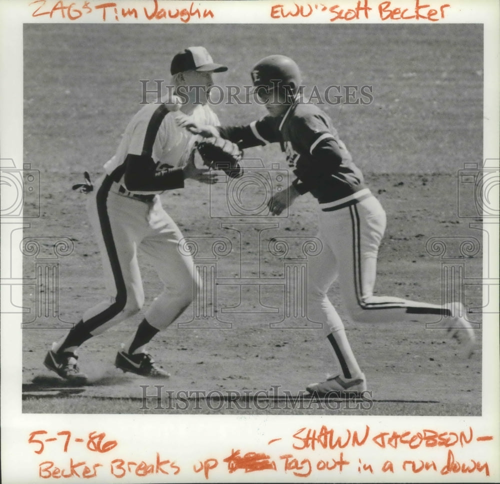 1986 Press Photo Scott Becker, Eastern baseball player, breaks up Vaughn&#39;s tag- Historic Images