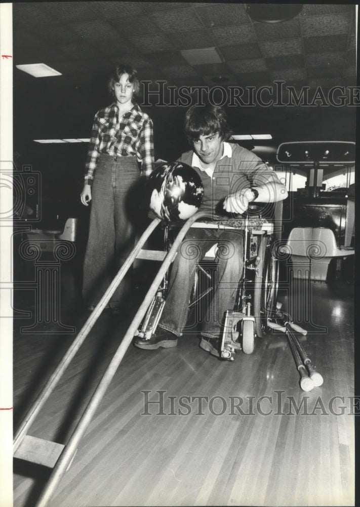 1979 Press Photo Skip Benson goes bowling with companion- Historic Images