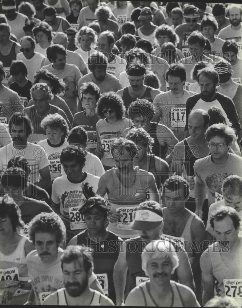 1985 Press Photo Thousands of runners await the start of the Diet Pepsi Race- Historic Images