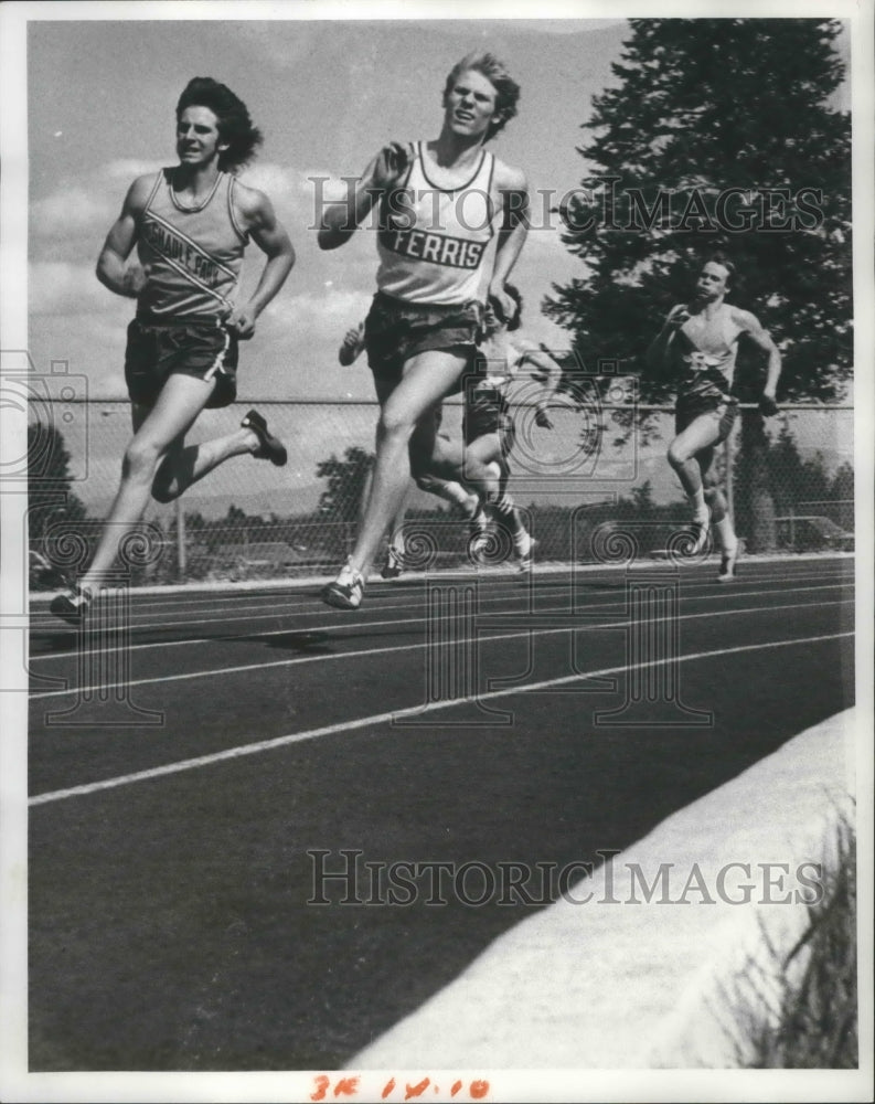 1975 Press Photo Ferris and Shadle Park Runners Jeff McGougan and Dave Yenney- Historic Images