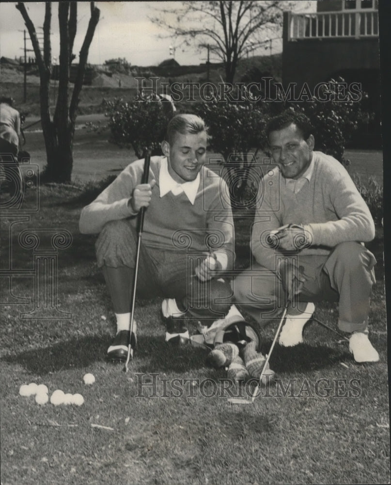 1976 Press Photo Golfer Bud Ward Giving Tee Advice to Al Mengert In Clarkston- Historic Images