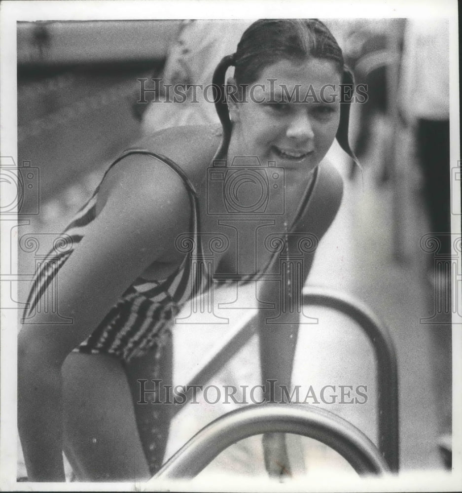 1971 Press Photo Debbie Meyer, swimmer, crawls out of pool after freestyle event- Historic Images