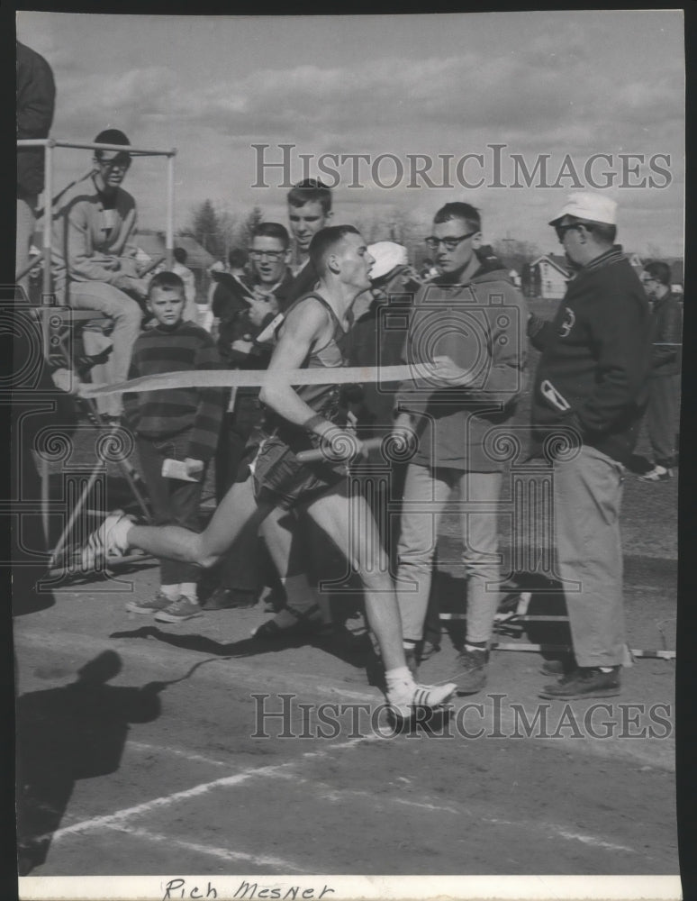 1968 Press Photo Track and field runner, Rich Mesner, crosses finish line- Historic Images