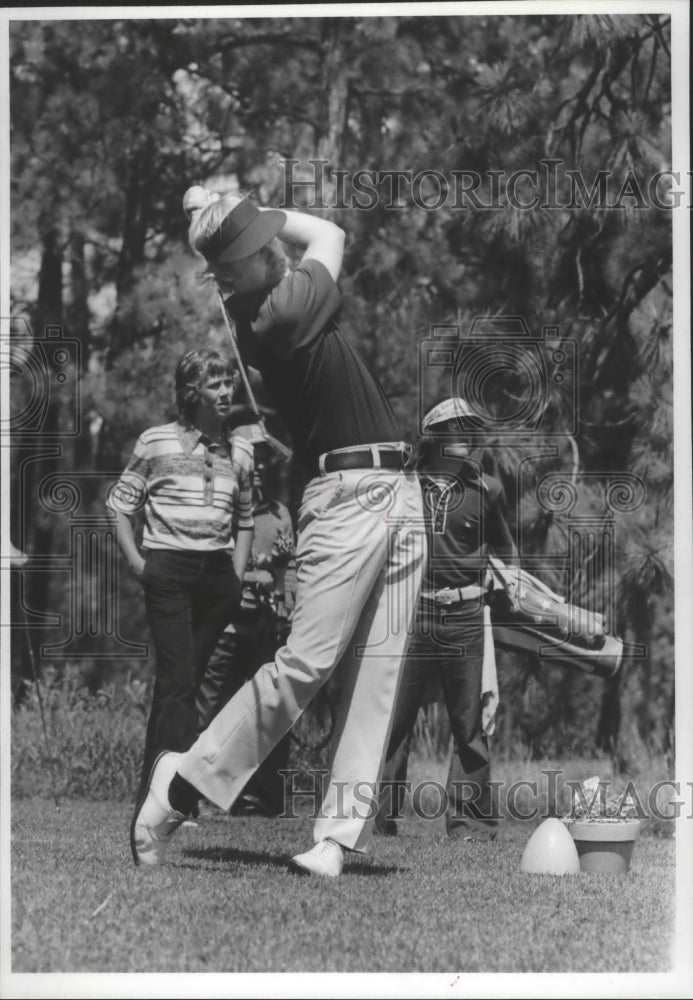 1974 Press Photo Portland professional golfer, Mahlon Moe, swings- Historic Images