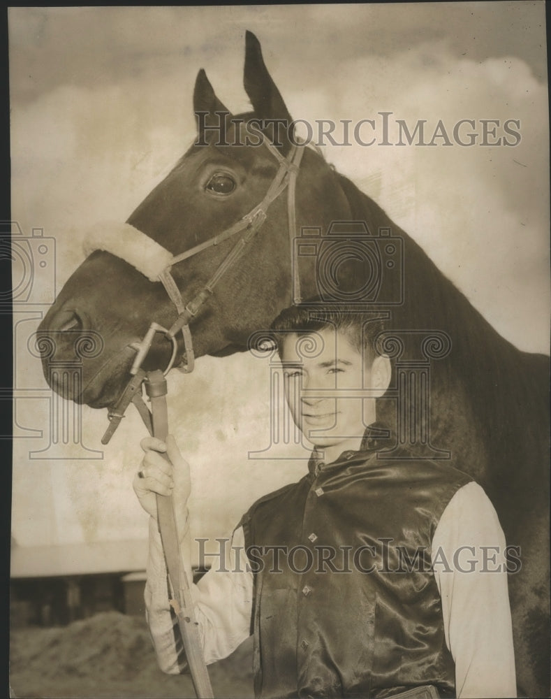 1965 Press Photo Horse racing jockey Terry Motschenbacher with Victory Trail- Historic Images