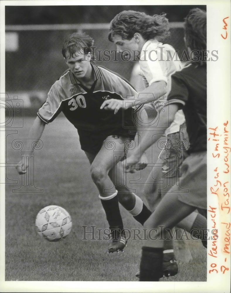 1989 Press Photo Ryan Smith races Jason Maymire for the ball in playoff game- Historic Images