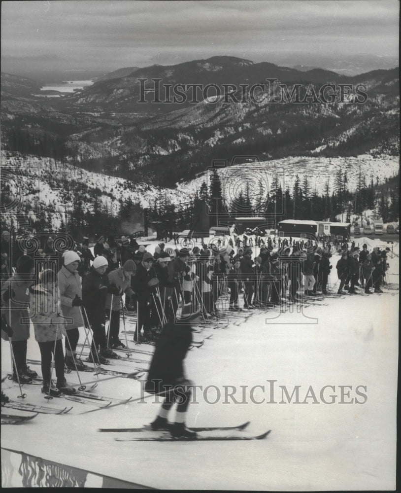 1966 Press Photo Spokane-Review Ski School students at Mount Spokane- Historic Images