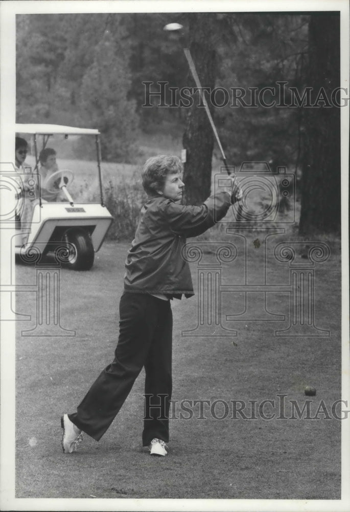 1977 Press Photo Shirley Moore, golfer, takes a swing- Historic Images