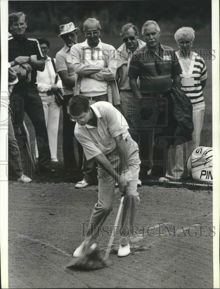 1989 Press Photo Coeur d&#39;Alene golf pro Chris Mitchell chips out of sand trap- Historic Images