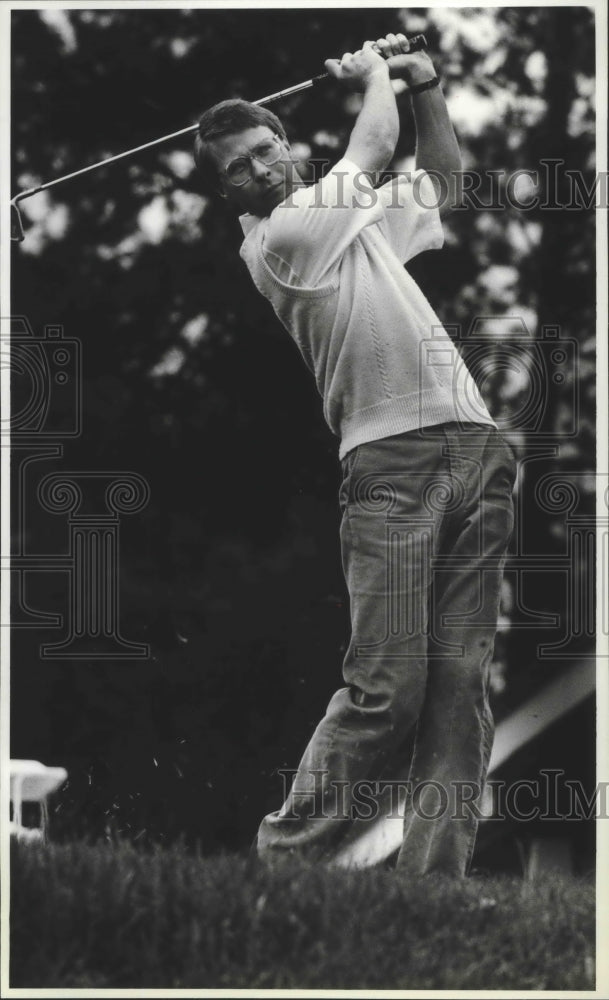 1988 Press Photo Golf professional, Chris Mitchell, takes a swing- Historic Images