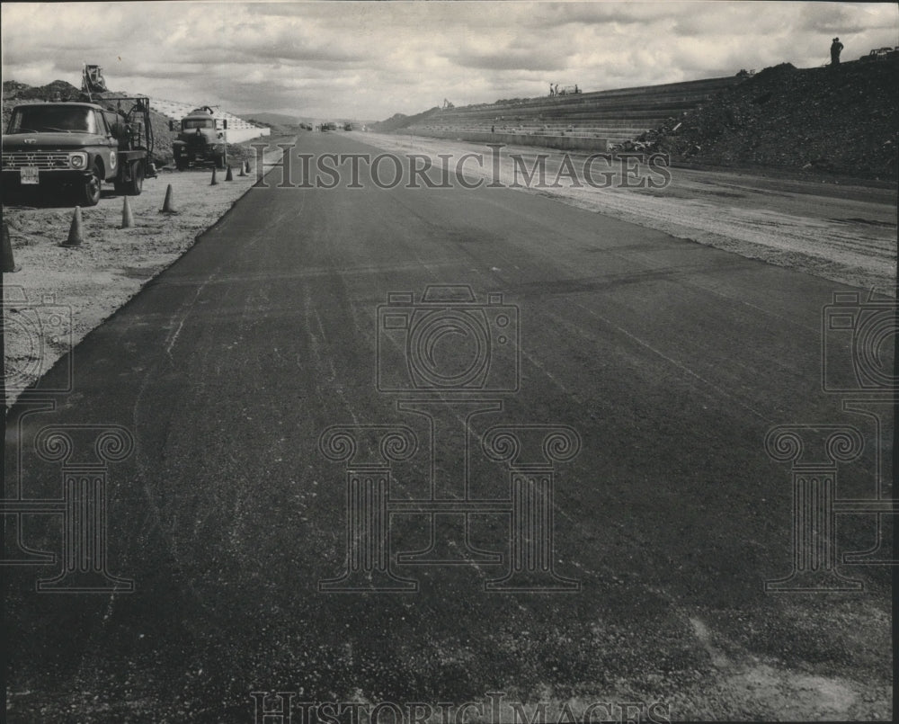 1974 Press Photo Construction Crews Working On a Strip for Spokane Raceway Park- Historic Images