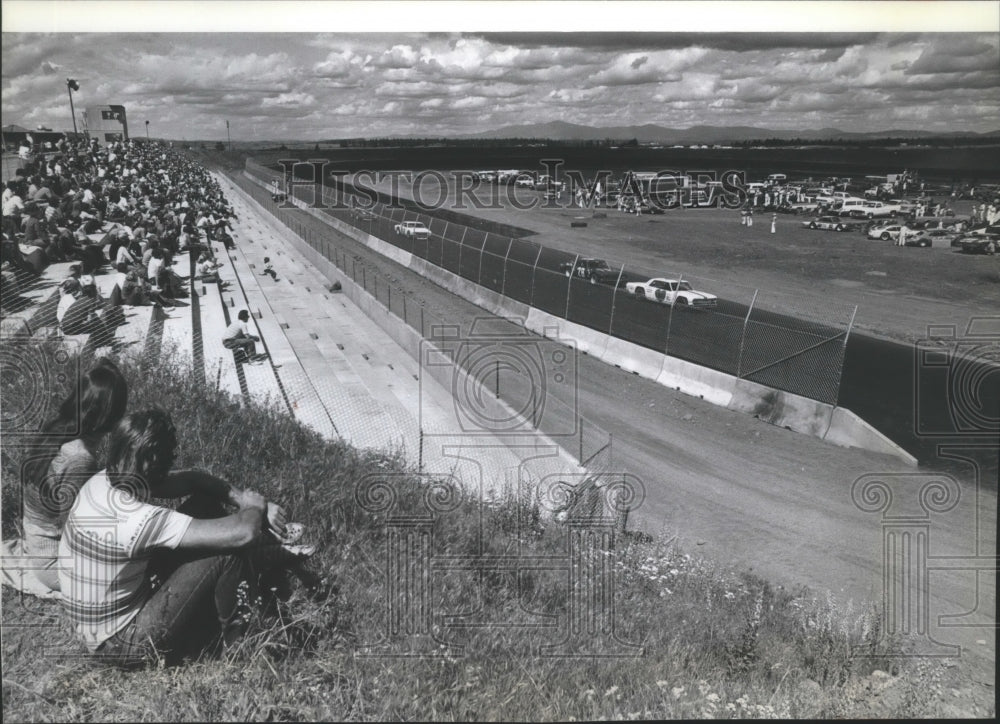 1975 Press Photo Spectators At the Spokane Raceway Park Watching a Race- Historic Images