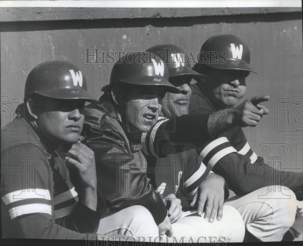 1980 Press Photo Washington State baseball es sit while head points- Historic Images