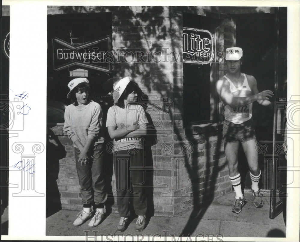 1985 Press Photo A Bloomsday participant makes a pit stop at a tavern- Historic Images