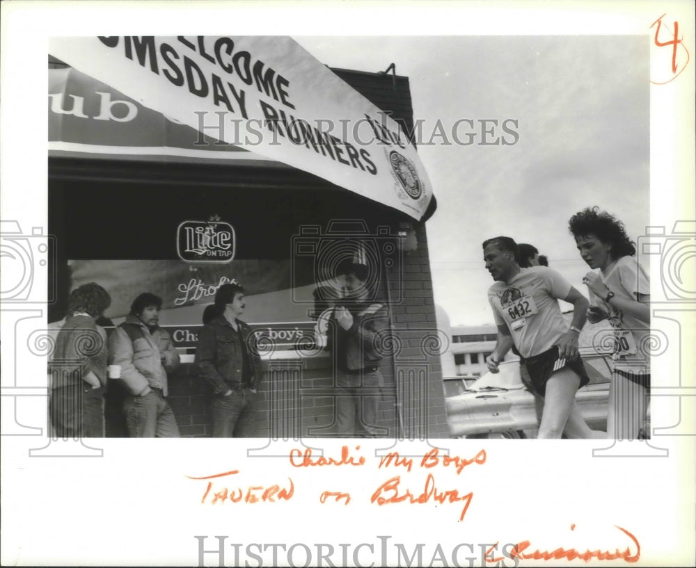 1986 Press Photo Bloomsday runners zip past Charlie My Boys tavern- Historic Images