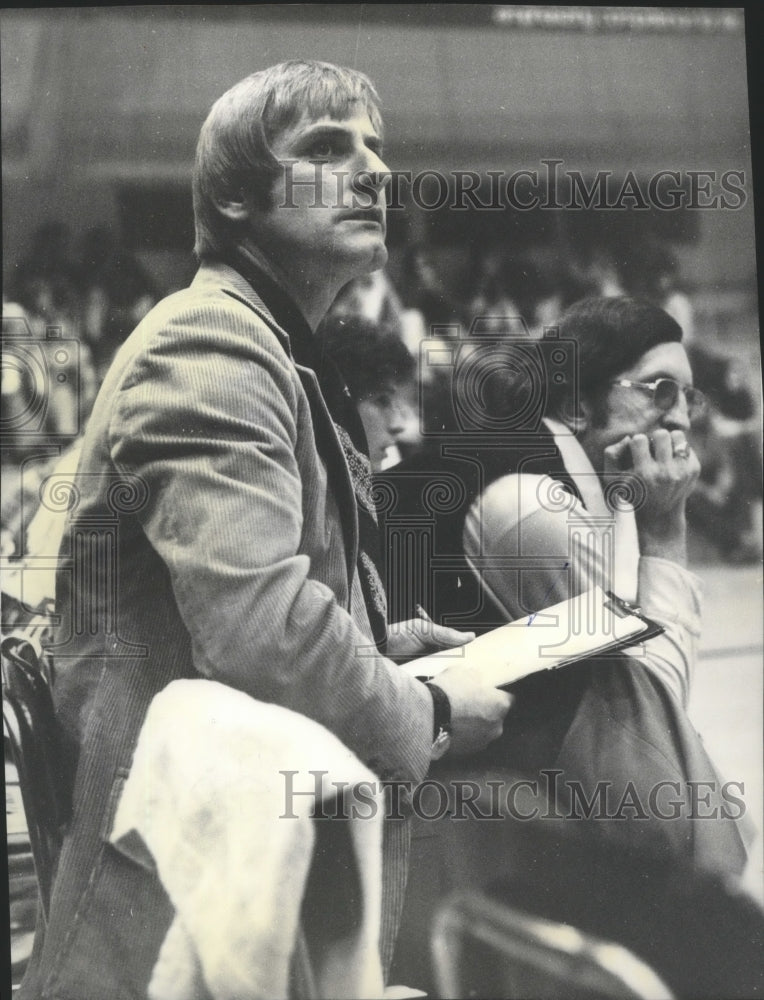 1978 Press Photo Basketball and Athletic Director Ron Raver Taking Notes- Historic Images