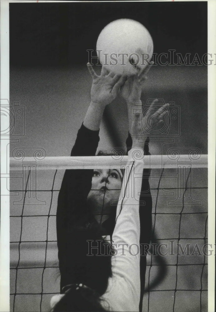 1989 Press Photo Mead volleyball player, Julie Moisan, in playoffs action- Historic Images