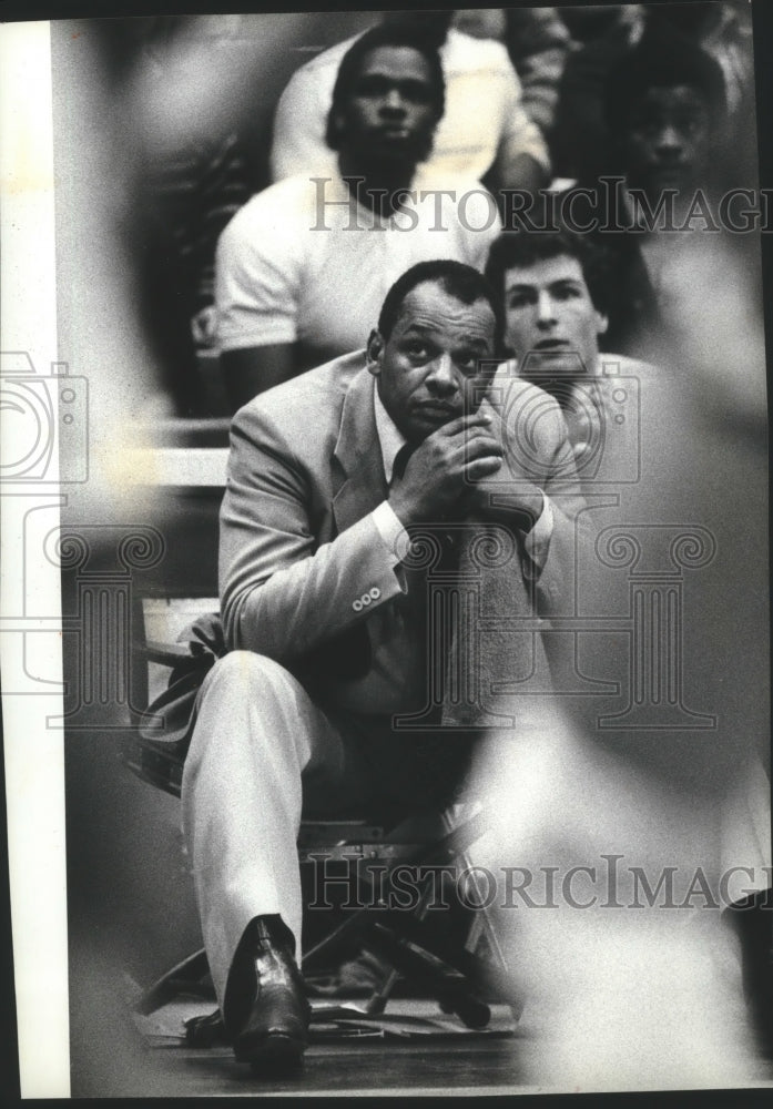 1983 Press Photo Washington State basketball , George Raveling,watches game- Historic Images