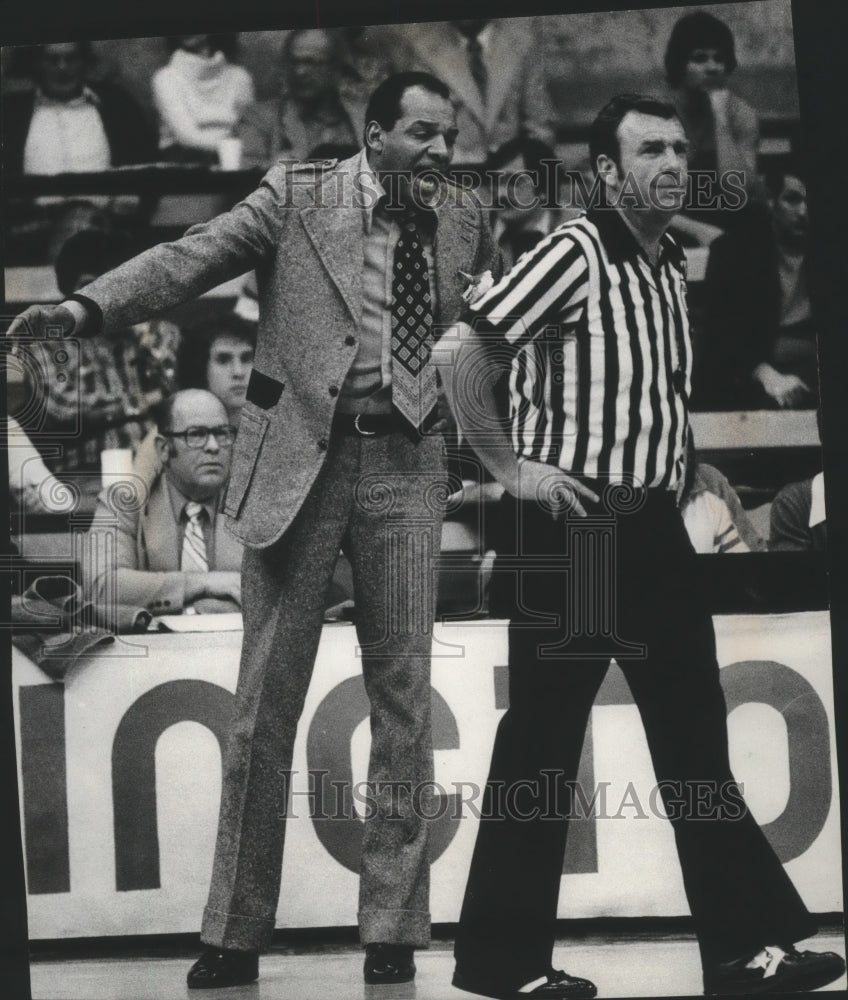 1980 Press Photo Washington State basketball coach George Raveling with official- Historic Images