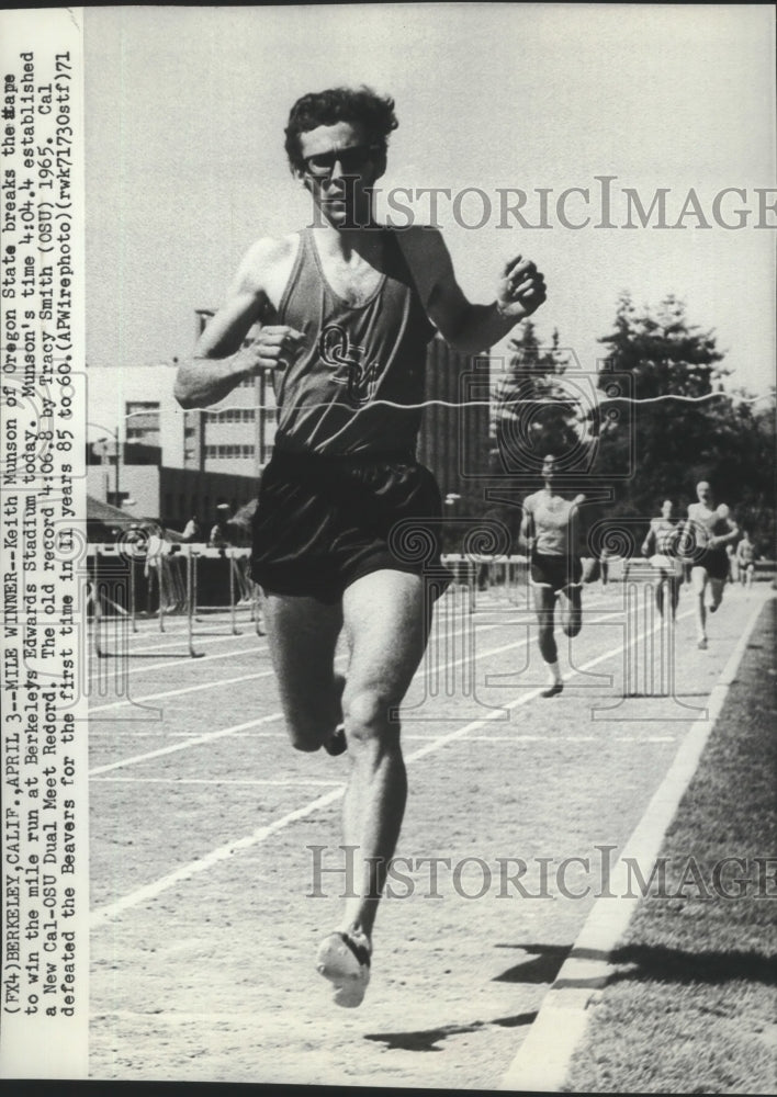 1971 Press Photo Oregon State University track runner, Keith Munson, breaks tape- Historic Images