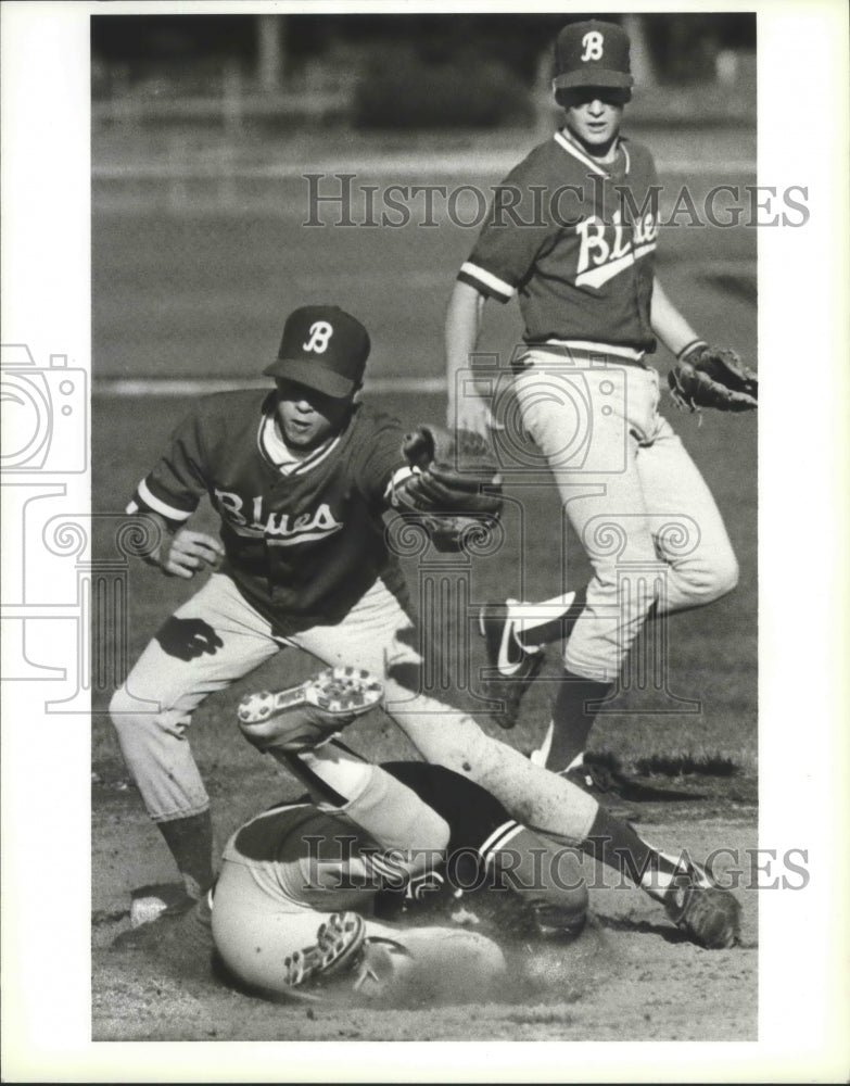 1988 Press Photo American Legion Baseball: Corey Johnson puts out Jay Reed.- Historic Images