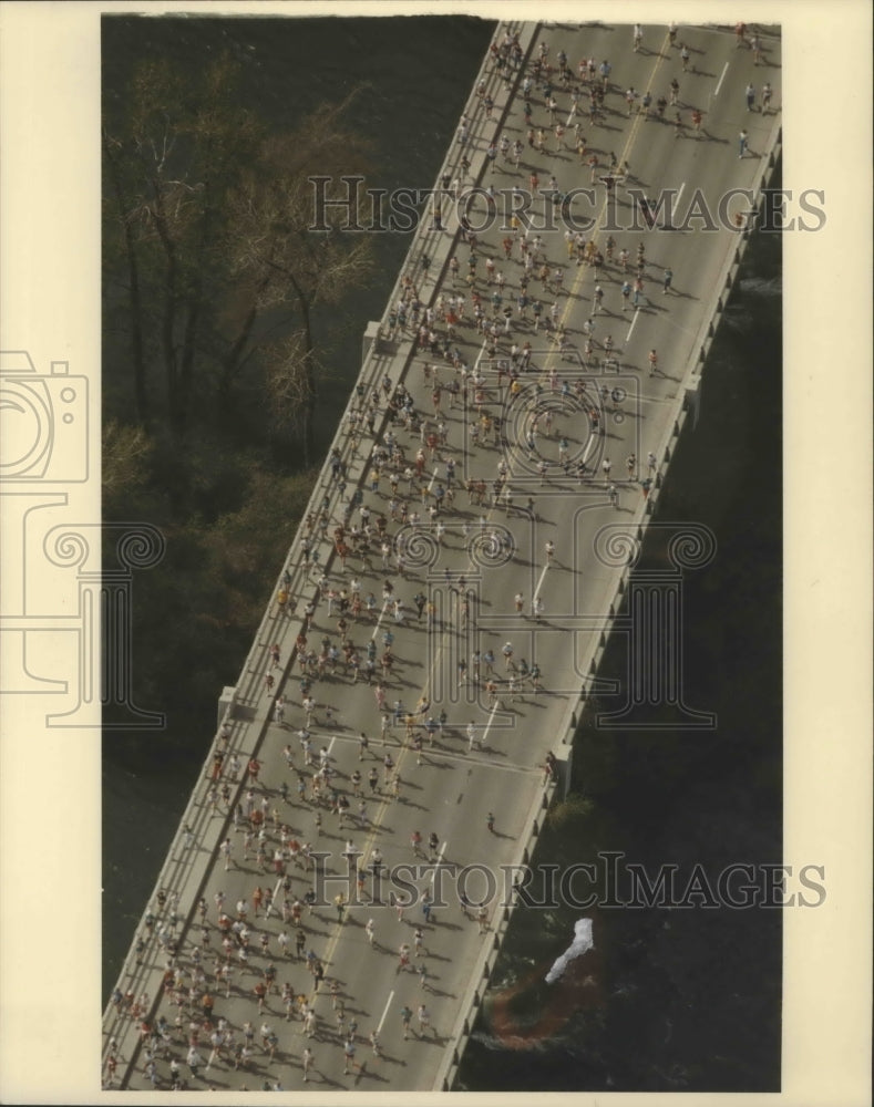 1986 Press Photo Aerial view of Runners on the bridge for Bloomsday race- Historic Images