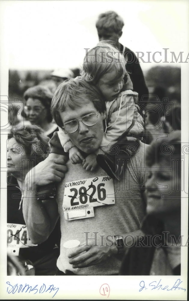 1986 Press Photo Child on father&#39;s shoulders at Bloomsday race - sps18718- Historic Images