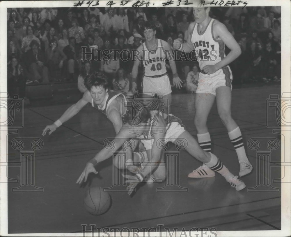 1974 Press Photo Saint George(43) and Liberty(32) basketball player scramble- Historic Images