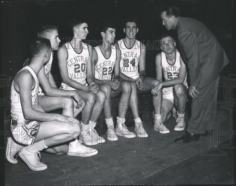 1961 Press Photo Ray Thacker coaches his basketball team - sps18815- Historic Images