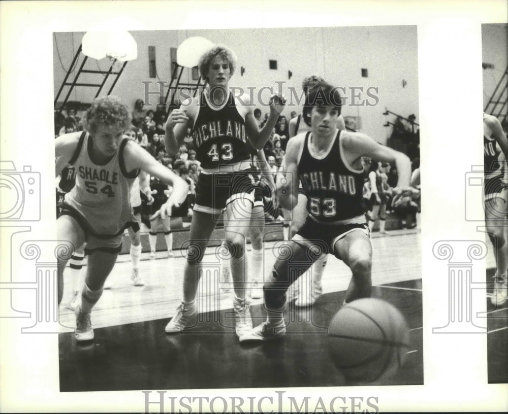 1983 Press Photo Shadle Park basketball player Dan Smet tangles with Richland- Historic Images