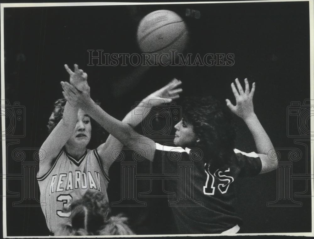 1986 Press Photo Patti Boldt (15) battles Keri Cederblom (34) for basketball- Historic Images