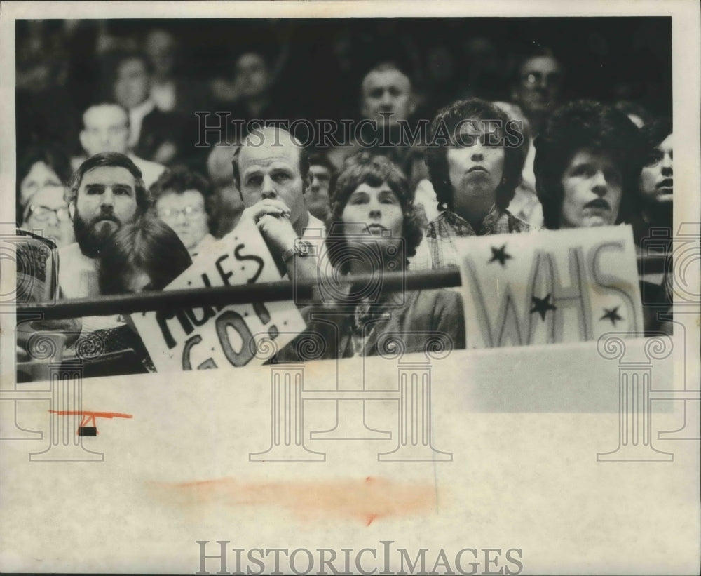 1980 Press Photo Cathlamet High basketball fans looking disappointed with game- Historic Images