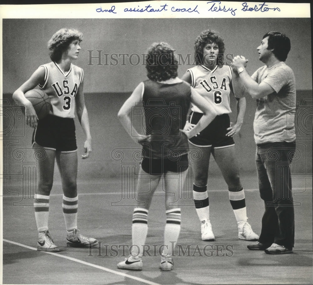 1981 Press Photo Coach Terry Gorton gives basketball pointers to team members- Historic Images