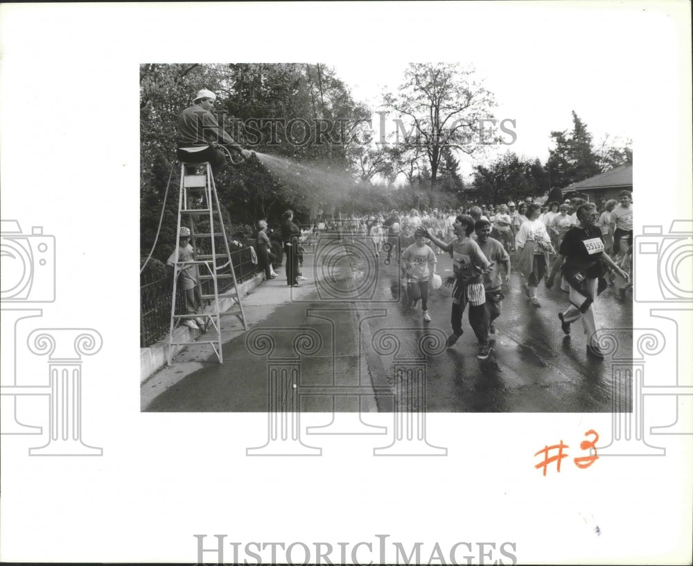 1988 Press Photo Bloomsday runners pause for refreshing shower by Kirk Oxrieder- Historic Images