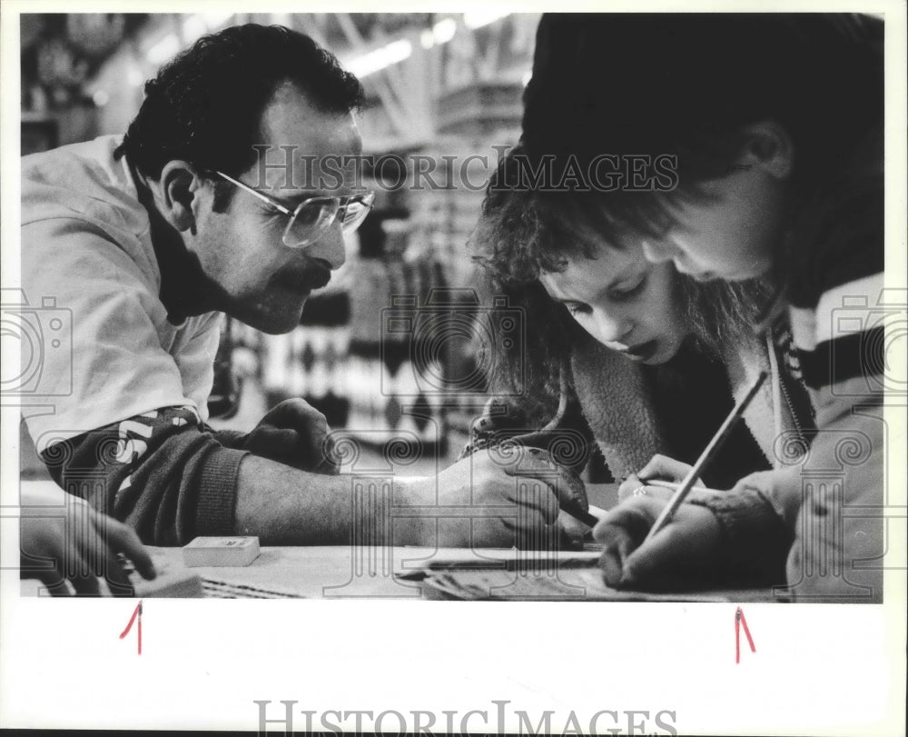 1989 Press Photo Mario Marcella helps the Munk kids sign up for Junior Bloomsday- Historic Images