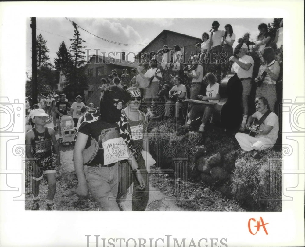 1989 Press Photo Bloomsday runners dressed in costume and entertained by band- Historic Images