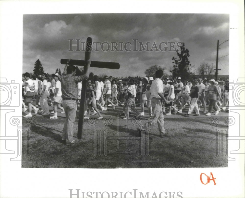 1989 Press Photo Bloomsday runners are met by a large cross and man with bible- Historic Images