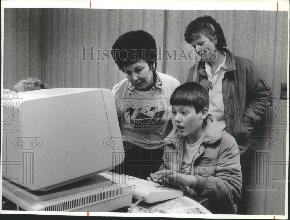 1989 Press Photo Jarred Stuart Registers for Bloomsday On a Computer, Spokane- Historic Images