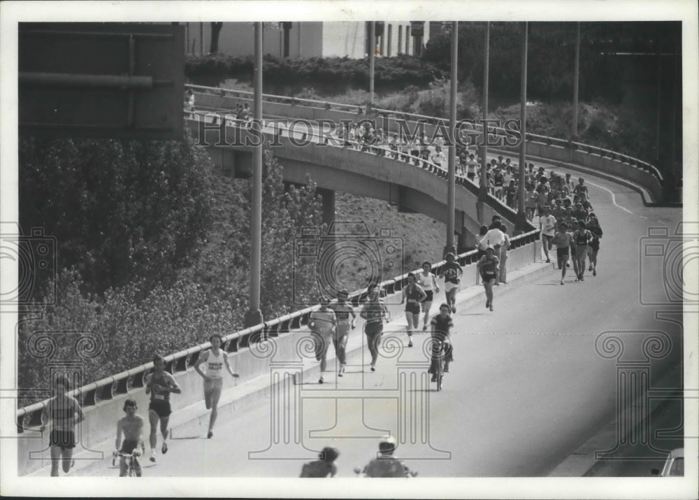 1977 Press Photo Bloomsday Racers Run Across a Bridge During the Race, Spokane- Historic Images