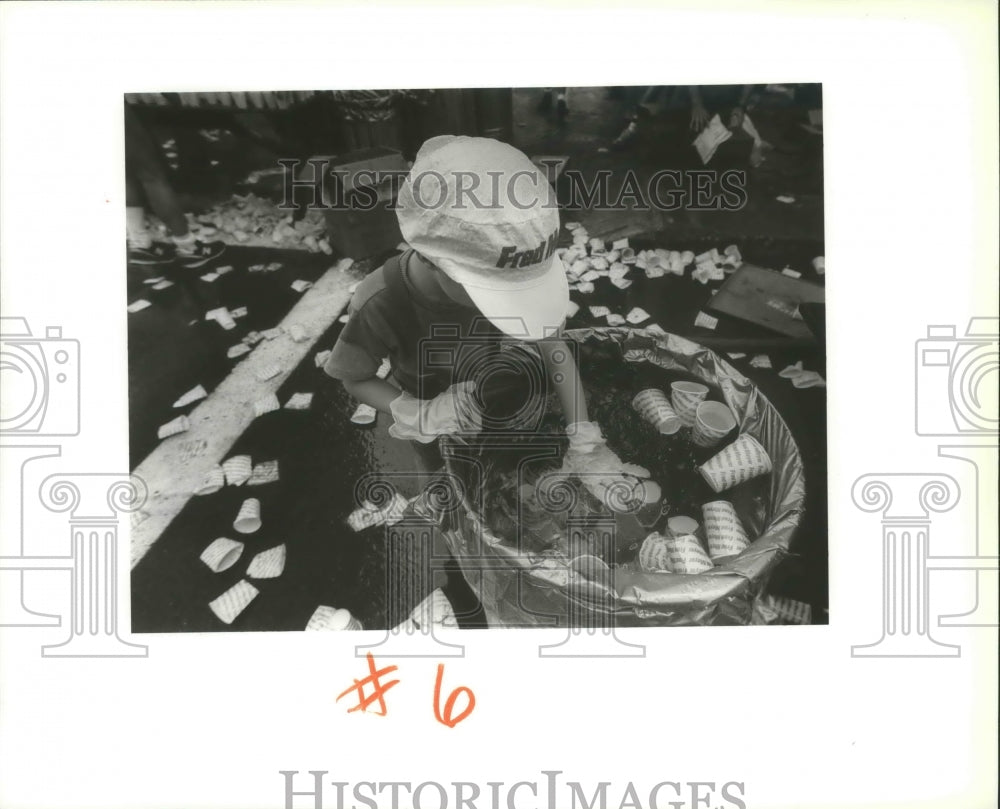 1989 Press Photo A Young Volunteer Fills Water Cups for the Bloomsday Race- Historic Images