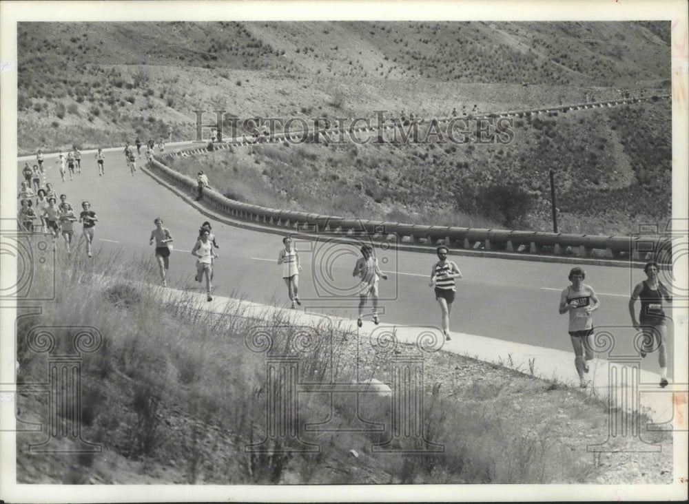 1977 Press Photo Bloomsday Racers Line the Edge of the Road During the Race- Historic Images