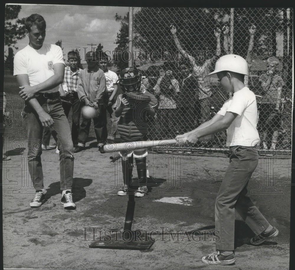 1968 Press Photo Coach Lipton watches as Pee Wee baseball player plays off tee- Historic Images