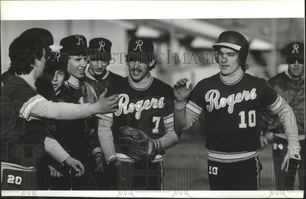 1985 Press Photo Baseball player Phil Fisher greeted by Rogers baseball team- Historic Images