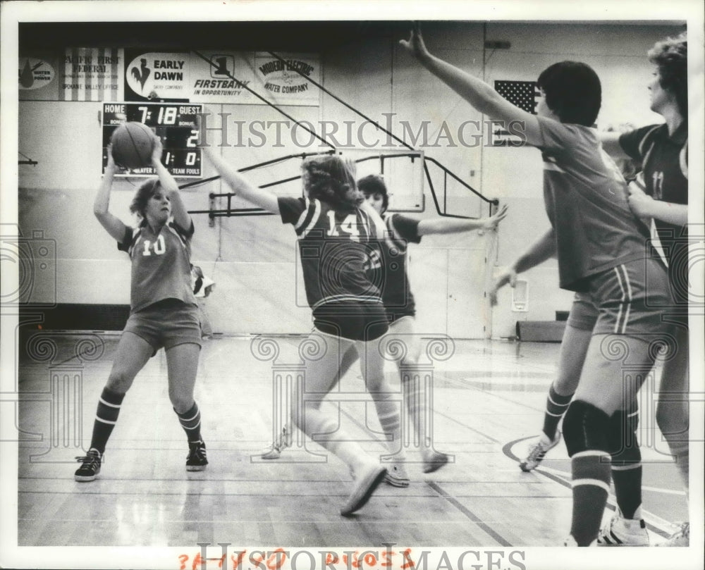 1977 Press Photo Central Valley basketball Kelli McKinney and Kitty Byrne- Historic Images