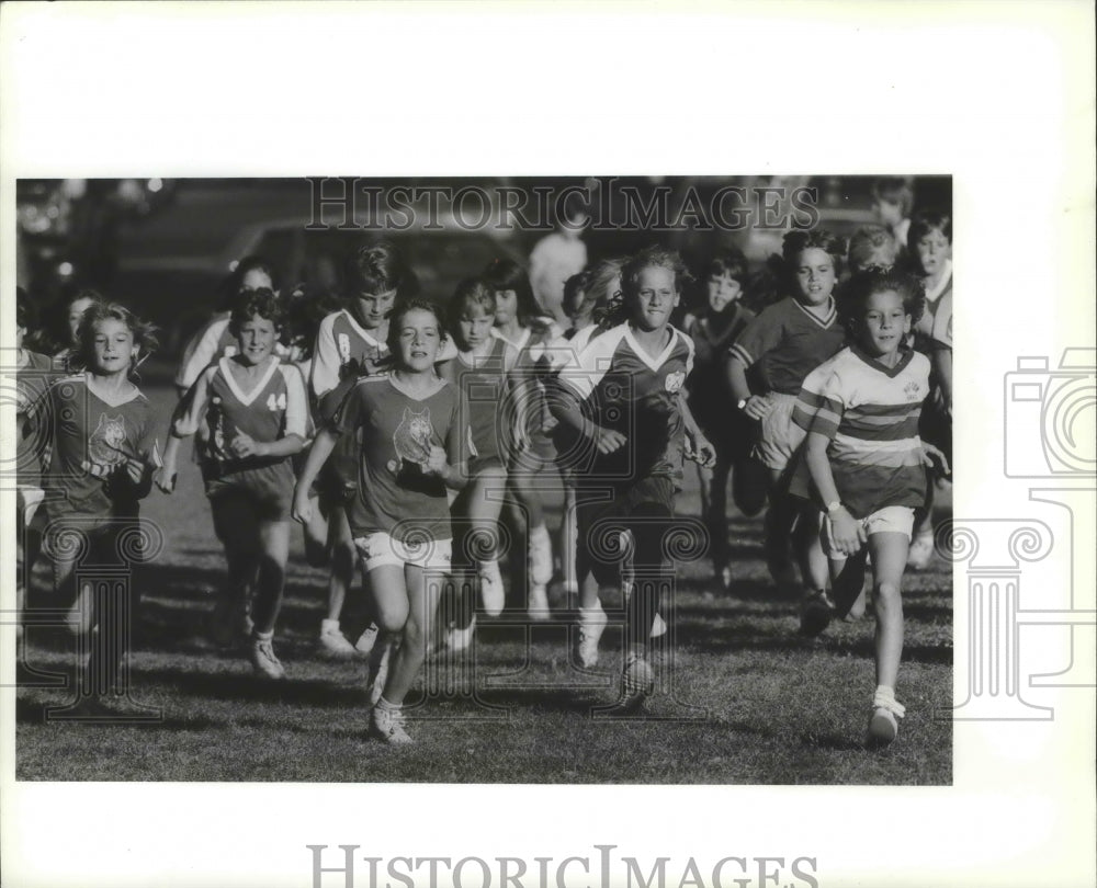 1987 Press Photo Fourth grade girls run in Fun Run Cross Country competition- Historic Images