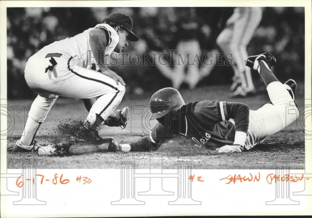 1986 Press Photo Spokane Indians Baseball Craig Cooper and Tri-City Thomas Ealy- Historic Images