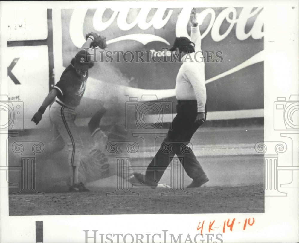 1977 Press Photo Umpire Fred Brocklander signals as Lenn Sakata tags Lew Beasly- Historic Images