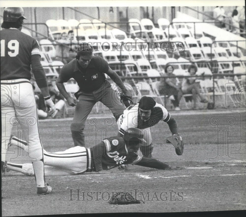 1978 Press Photo Baseball-Spokane Indians catcher Ned Yost tags Enzo Hernandez- Historic Images